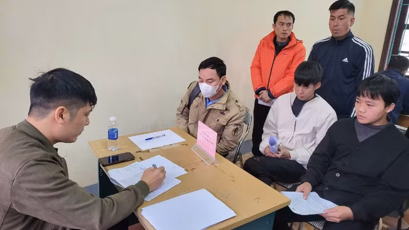 Đơn vị tuyển dụng phỏng vấn trực tiếp các lao động tại Sàn giao dịch việc làm Hà Tĩnh.