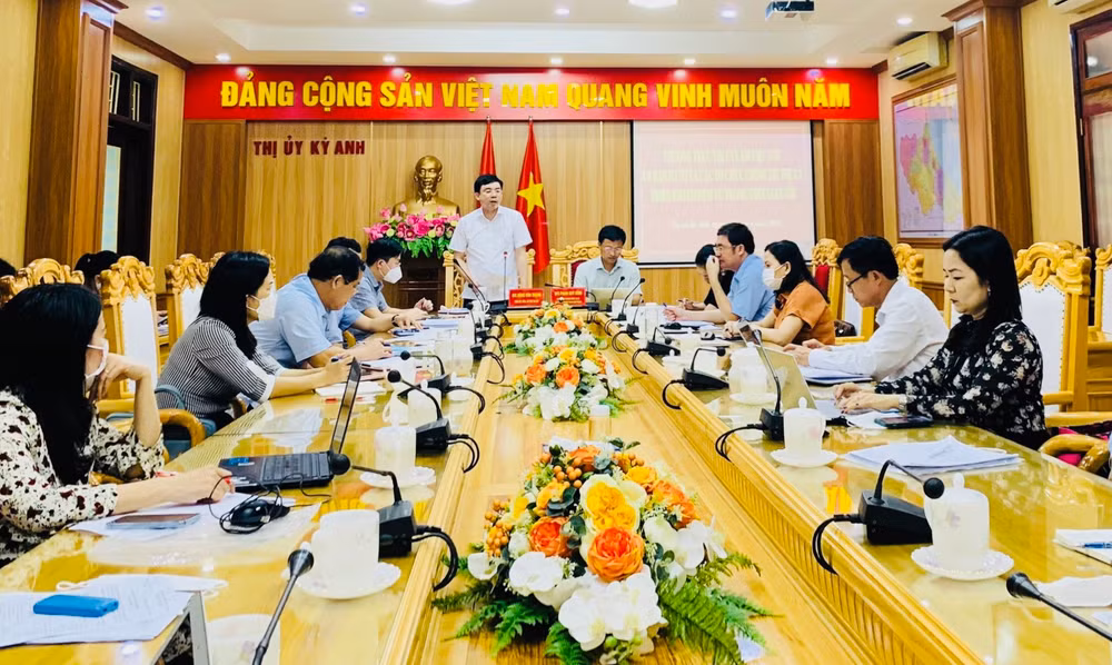 Thường trực Thị ủy Kỳ Anh làm việc với Mặt trận Tổ quốc và các tổ chức chính trị-xã hội thị xã Kỳ Anh tìm giải pháp nâng cao hơn nữa hiệu quả hoạt động của các tổ chức, đoàn thể.