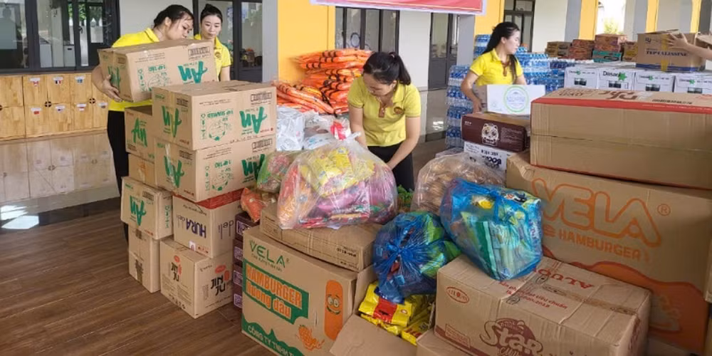 Nhiều hàng hóa, nhu yếu phẩm được tập kết sẵn sàng vận chuyển đến vùng thiên tai.