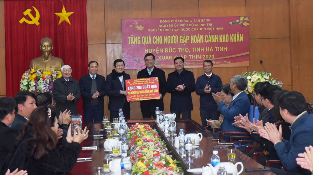 Nguyên Chủ tịch nước Trương Tấn Sang trao biểu trưng tặng 200 suất quà Tết cho các hộ gia đình gặp hoàn cảnh khó khăn ở Đức Thọ.
