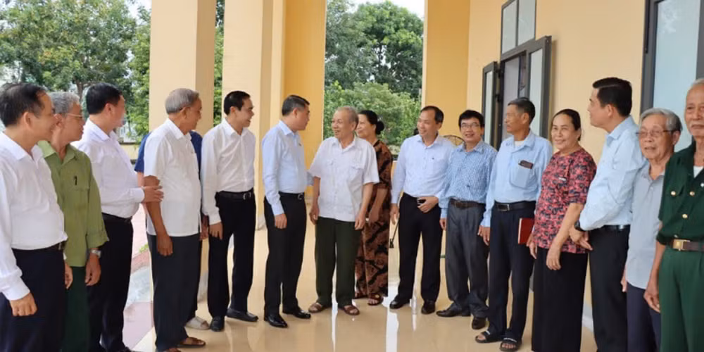 Đồng chí Lê Minh Hưng cùng các đồng chí lãnh đạo tỉnh Hà Tĩnh nói chuyện với cử tri xã Tùng Ảnh (Đức Thọ) bên lề buổi tiếp xúc.