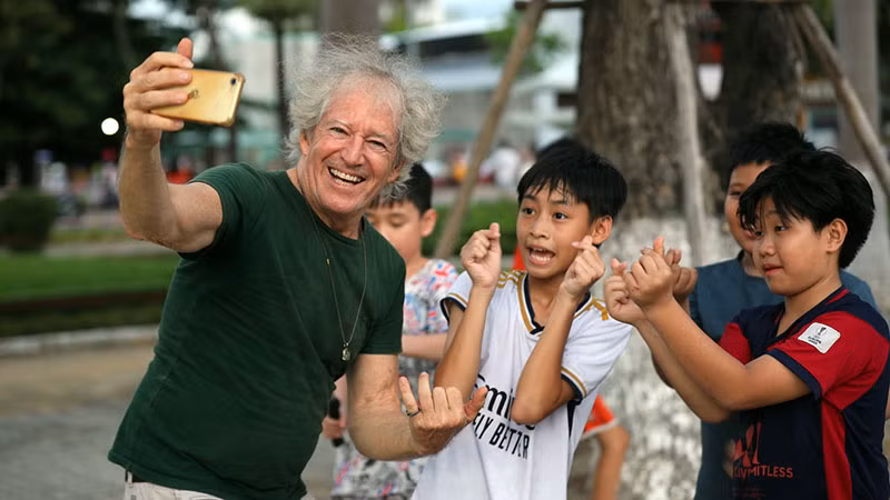 Hình ảnh người dân và du khách thể hiện một thành phố Đà Nẵng thân thiện, bình yên.