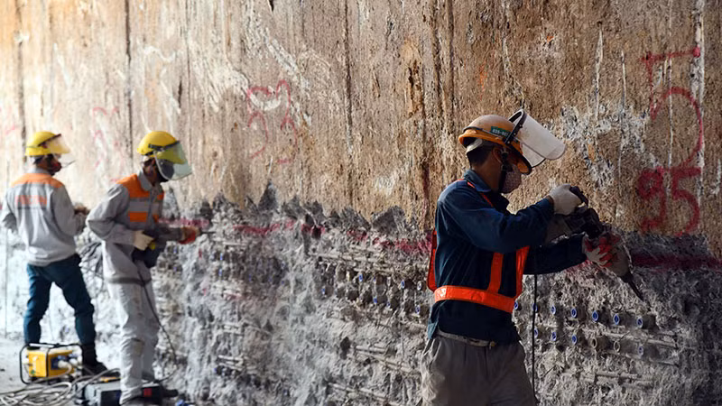 Trang bị phương tiện bảo hộ lao động cá nhân cho công nhân tại công trường là quy định cần tuyệt đối tuân thủ. (Ảnh TUỆ NGHI)
