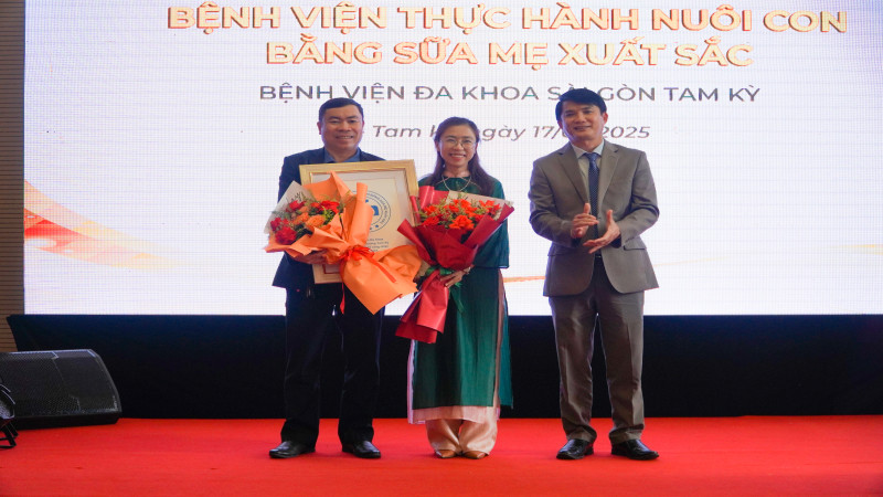 Bệnh viện đa khoa Sài Gòn Tam Kỳ đón nhận danh hiệu “Bệnh viện thực hành nuôi con bằng sữa mẹ xuất sắc”.