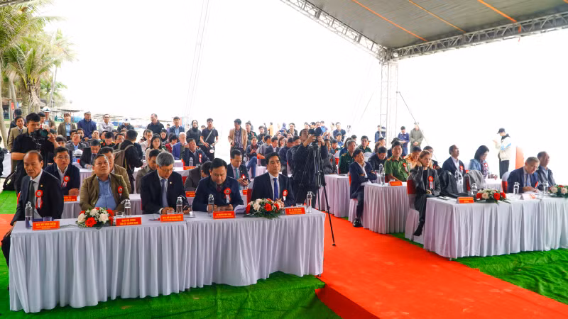 Các đại biểu tham dự Lễ khởi công Dự án Chống xói lở và bảo vệ bền vững bờ biển Hội An, tỉnh Quảng Nam.