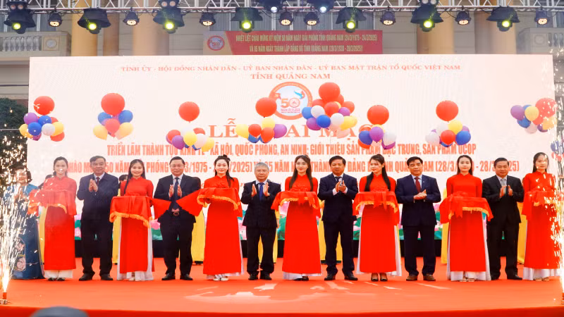 Lãnh đạo tỉnh Quảng Nam cắt băng khai mạc Triển lãm, trưng bày các thành tựu kinh tế-xã hội, quốc phòng-an ninh và giới thiệu sản phẩm đặc trưng, sản phẩm OCOP.