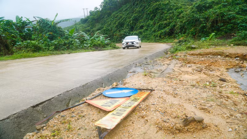 Đoạn đường đèo Liêu (Tiên Phước) thi công nhưng không có biện pháp bảo vệ khiến việc lưu thông qua lại khu vực tiềm ẩn rất nhiều nguy cơ về an toàn giao thông.