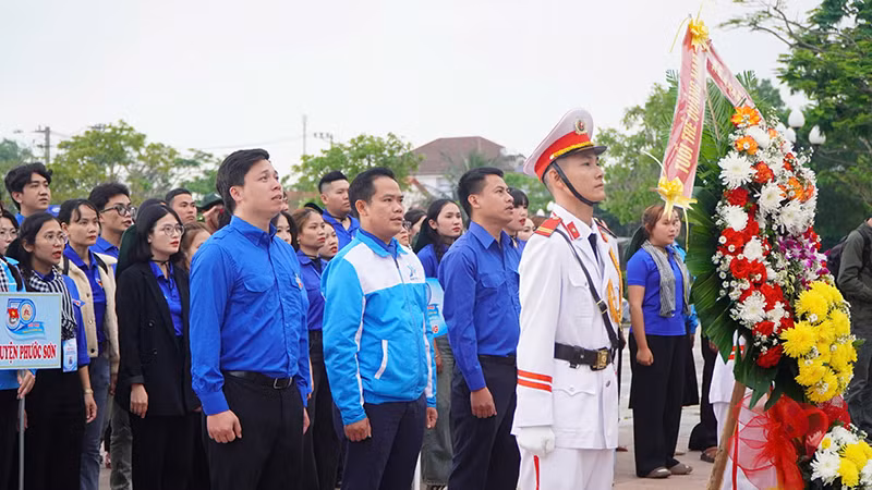 Tuổi trẻ Quảng Nam dâng hoa, viếng hương tưởng nhớ các anh hùng liệt sĩ.