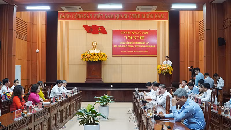 Quang cảnh Hội nghị công bố quyết định thành lập Báo và Đài phát thanh–Truyền hình Quảng Nam.