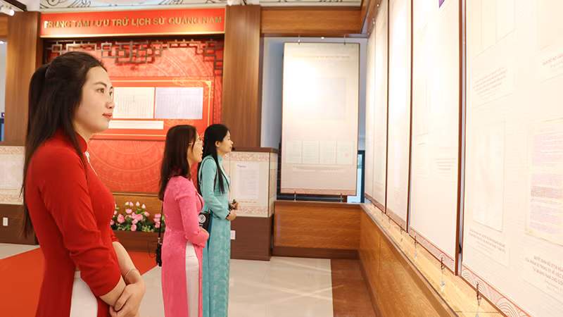 Triển lãm với gần 150 tài liệu, hình ảnh được sưu tầm từ các Trung tâm Lưu trữ quốc gia I, II, III và IV, Trung tâm Lưu trữ Lịch sử Quảng Nam, các thư viện, bảo tàng, cơ quan báo chí trong tỉnh và ngoài tỉnh.