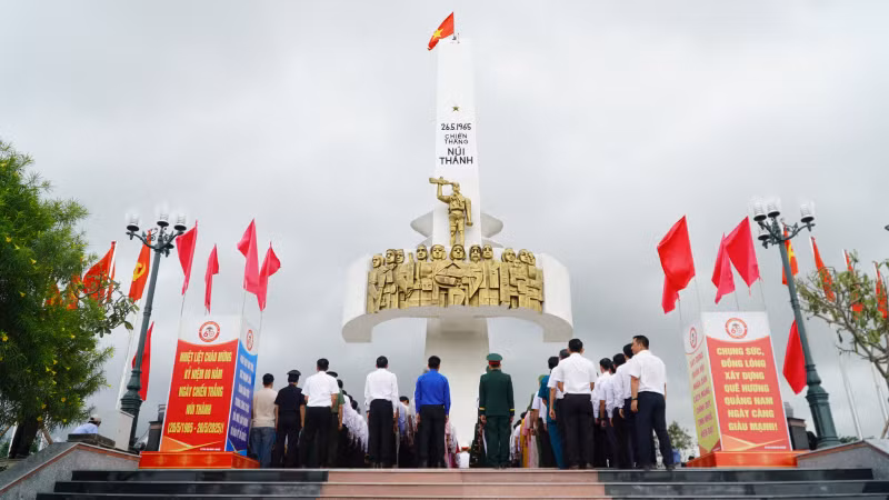 Lễ dâng hương tưởng niệm tại Tượng đài Chiến thắng Núi Thành (xã Tam Nghĩa, huyện Núi Thành, tỉnh Quảng Nam).