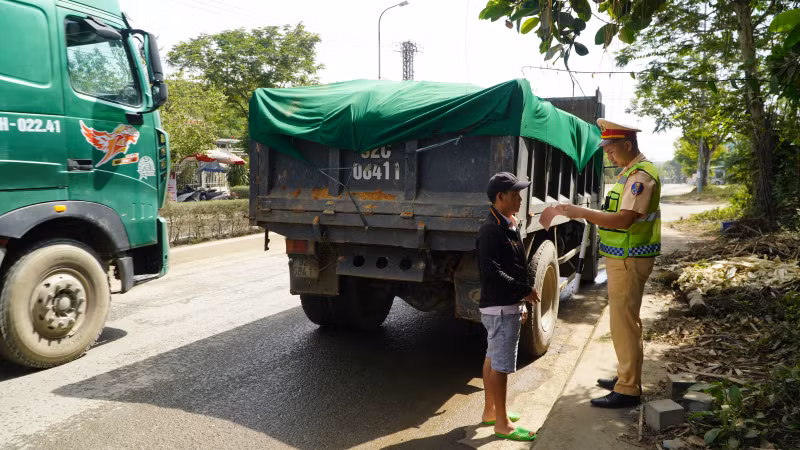 Phòng Cảnh sát giao thông Công an tỉnh Quảng Nam kiên quyết xử lý các xe chở vật liệu gây mất an toàn giao thông.