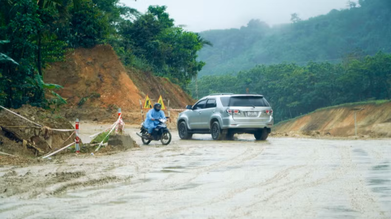 Đoạn đường từ xã Trà Dương lên trung tâm thị trấn Trà My (huyện Bắc Trà My) với chiều dài hơn 5km luôn làm cánh tài xế ngán ngẩm khi lái xe qua đây.