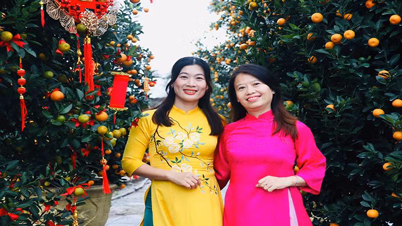 Người dân và du khách hào hứng lưu lại những bức ảnh kỷ niệm.