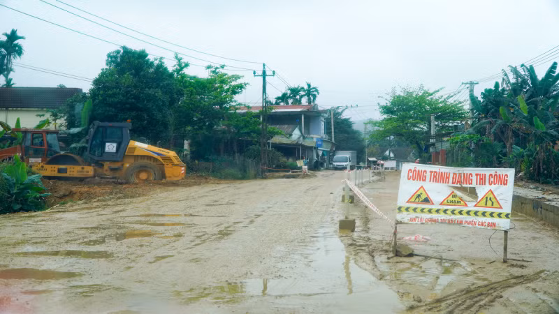 Đoạn đường từ xã Trà Dương lên trung tâm thị trấn Trà My (huyện Bắc Trà My) lầy lội, trơn trượt, loang lổ, nhấp nhô.