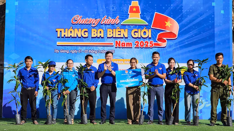 Ban Tổ chức trao tặng cây giống tạo sinh kế cho Bí thư Chi đoàn các thôn.