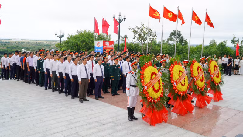 Ban tổ chức Chương trình Kỷ niệm 60 năm Chiến thắng Núi Thành tổ chức Lễ dâng hương tưởng niệm tại Tượng đài Chiến thắng Núi Thành.