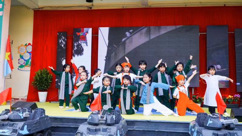 Nhiều hoạt động ý nghĩa được lồng ghép vào buổi ngoại khóa với chủ đề “Ký ức hào hùng”.