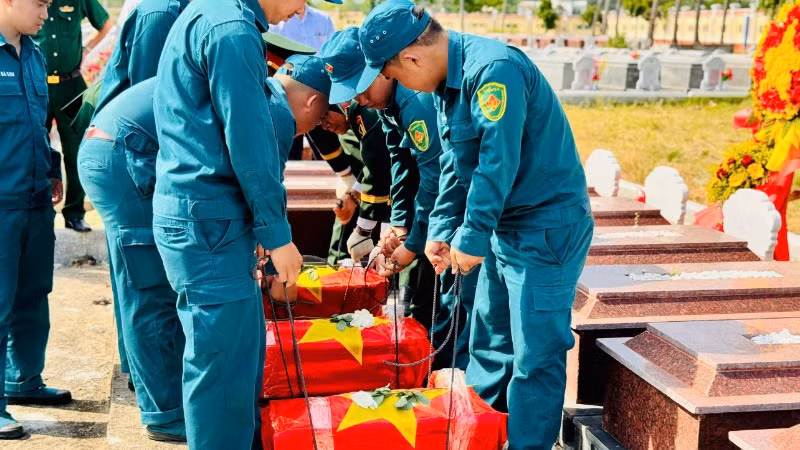 Hài cốt của 3 liệt sĩ được an táng tại nghĩa trang liệt sĩ thị xã Điện Bàn.