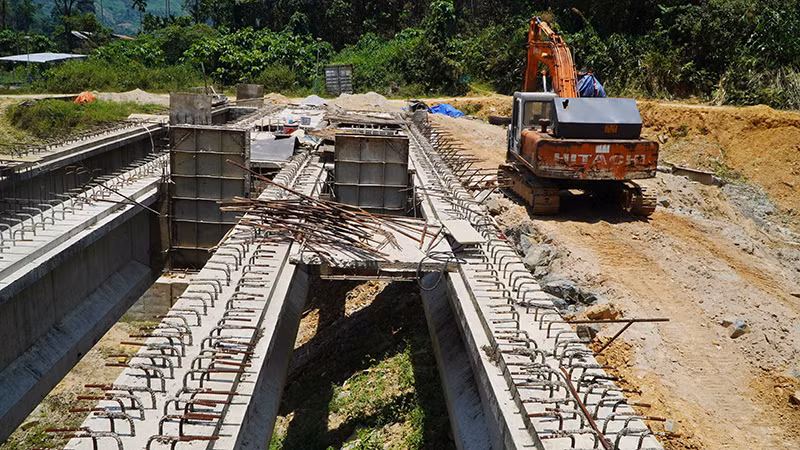 Cây cầu ở Nóc Ông Đề vẫn đang được thi công dở dang.