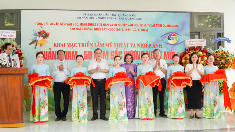 Các đại biểu cắt băng khai mạc Triển lãm mỹ thuật và nhiếp ảnh với chủ đề “Quảng Nam-50 năm sắc hương ngày mới”.
