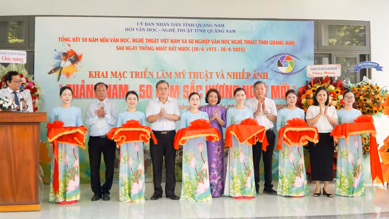 Các đại biểu cắt băng khai mạc Triển lãm mỹ thuật và nhiếp ảnh với chủ đề “Quảng Nam-50 năm sắc hương ngày mới”.