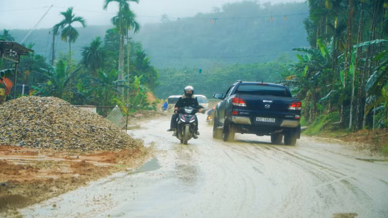 Dự án Liên kết vùng miền trung tỉnh Quảng Nam đoạn qua huyện Bắc Trà My thi công ì ạch kéo dài khiến người dân đi lại gặp khó khăn và tiềm ẩn nguy cơ tai nạn giao thông.