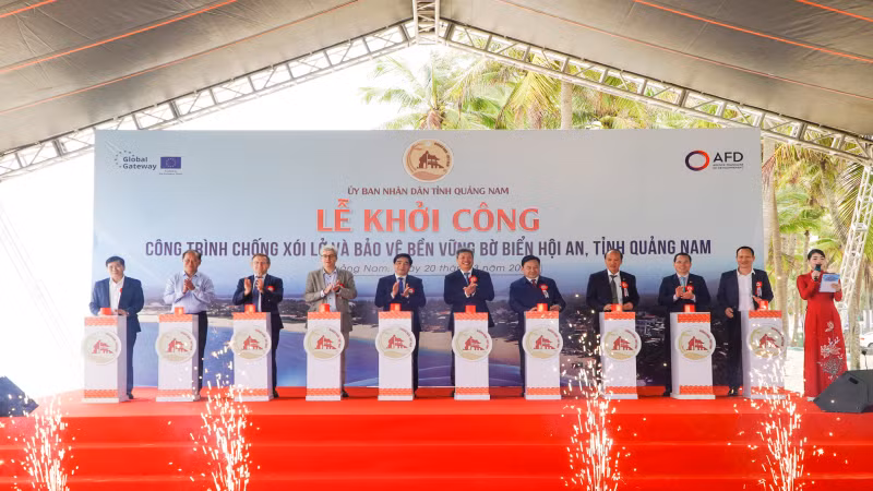 Lãnh đạo tỉnh Quảng Nam ấn nút khởi công Dự án Chống xói lở và bảo vệ bền vững bờ biển Hội An.