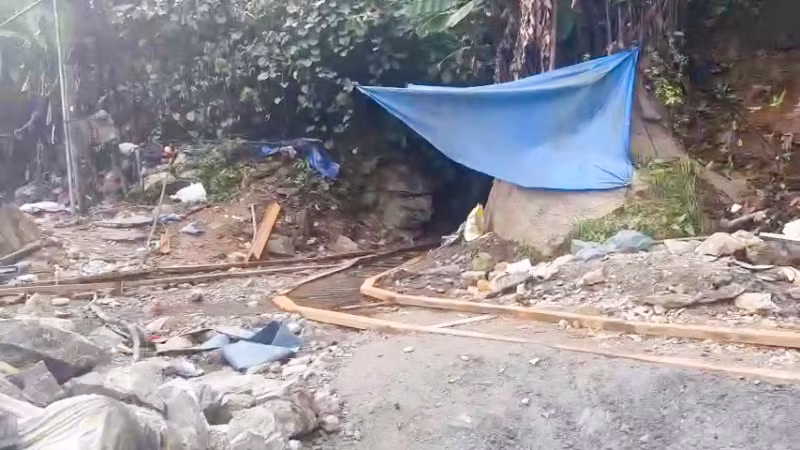 Đường hầm được đào sâu vào trong lòng đất để các đối tượng khai thác vàng trái phép.