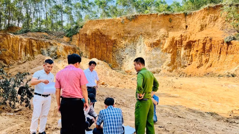 Đoàn công tác liên ngành của huyện Phú Ninh đã trực tiếp đến hiện trường kiểm tra vụ việc khai thác đất, đá trái phép ở vùng giáp ranh.