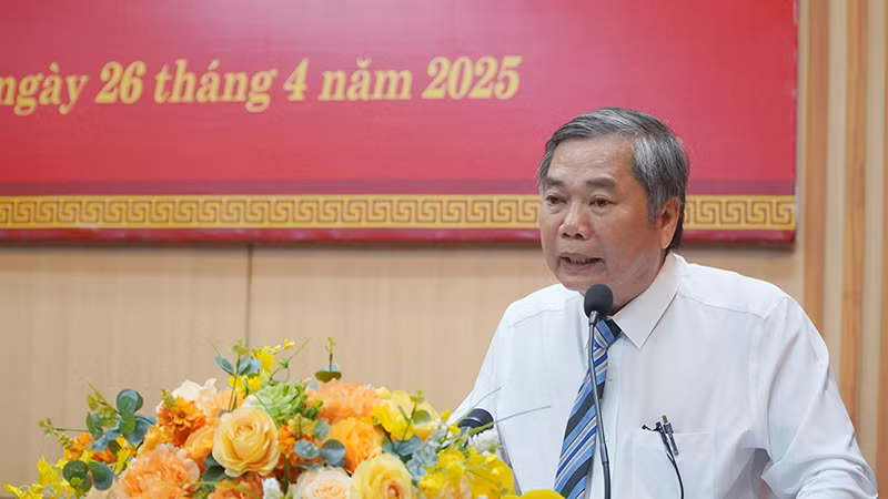 Ông Mai Văn Tư, Tổng Biên tập Báo và Đài Phát thanh-Truyền hình Quảng Nam phát biểu tại hội nghị.