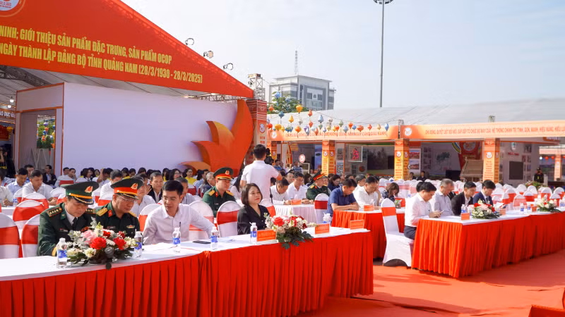 Các đại biểu tham dự lễ bế mạc Triển lãm, trưng bày các thành tựu kinh tế-xã hội, quốc phòng-an ninh và giới thiệu sản phẩm đặc trưng OCOP.