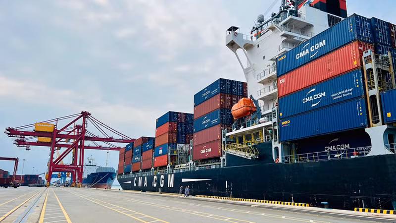 Bến cảng 5 vạn tấn đã được đầu tư, lắp đặt hệ thống cẩu chuyên dụng, hiện đại và công suất lớn để xếp dỡ container.