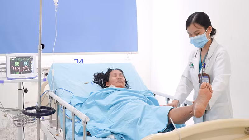 Bệnh viện Đa khoa Trung ương Quảng Nam cấp cứu cho bệnh nhân ăn cá nóc bị ngộ độc.