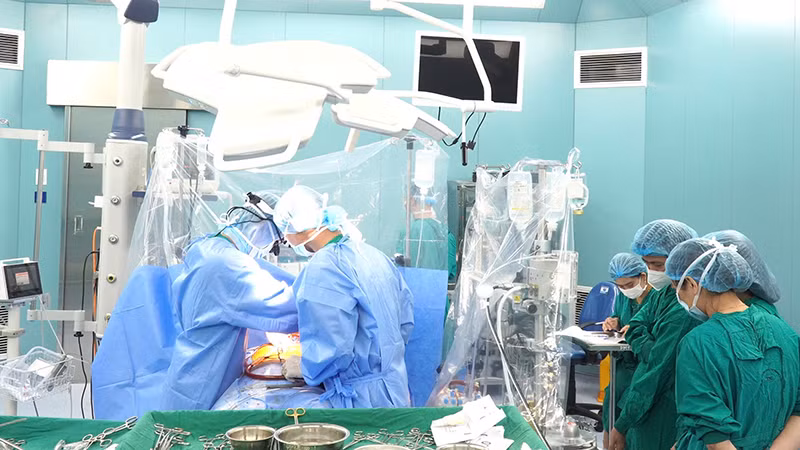 Kíp phẫu thuật thực hiện thay van tim cho bệnh nhân Nguyễn Thị Hùng.
