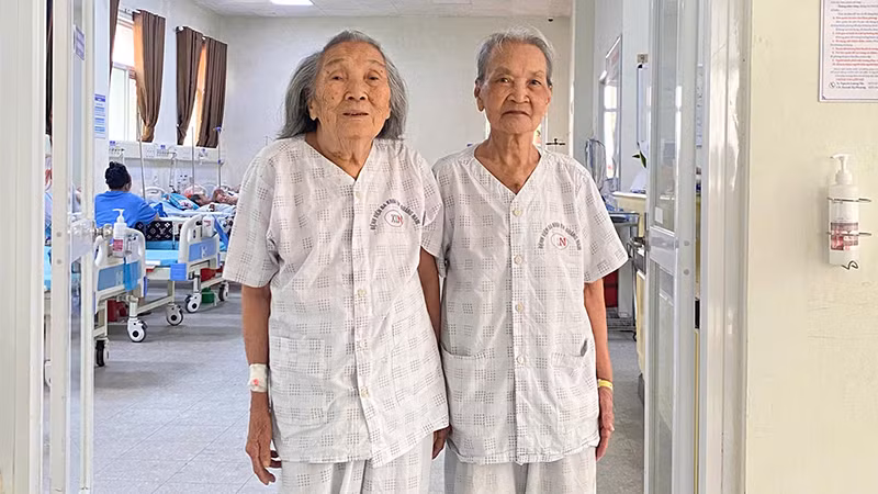 Hai cụ bà lớn tuổi bà Châu và bà Hùng (từ trái sang) sức khỏe ổn định sau ca đại phẫu thuật mổ tim hở.