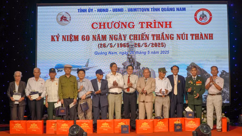 Phó Chủ tịch Quốc hội Nguyễn Đức Hải tặng quà các cựu chiến binh từng tham gia trận đánh Núi Thành.