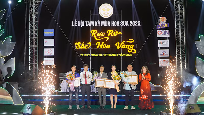Thành phố Tam Kỳ tặng Giấy khen cho các đơn vị đồng hành với Lễ hội “Tam Kỳ - Mùa hoa sưa".
