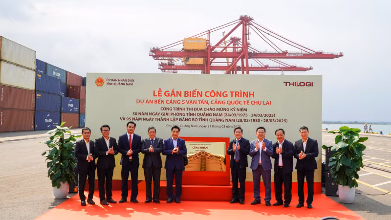 Lãnh đạo tỉnh Quảng Nam gắn biển công trình Dự án bến cảng 5 vạn tấn là công trình thi đua chào mừng “Kỷ niệm 50 năm ngày giải phóng tỉnh Quảng Nam (24/03/1975-24/03/2025); và 95 năm ngày thành lập Đảng bộ tỉnh Quảng Nam (28/3/1930-28/3/2025)”.