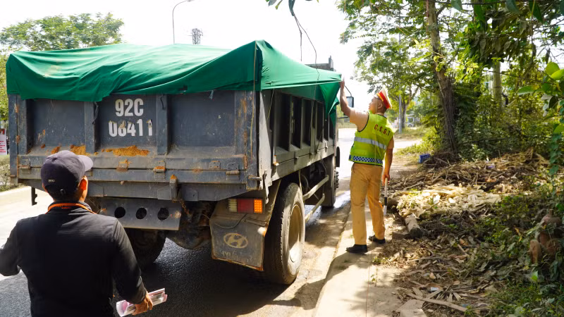 Cảnh sát giao thông Công an tỉnh Quảng Nam tăng cường tuần tra kiểm soát, xử lý vi phạm trật tự, an toàn giao thông trên tuyến ĐT616, đường Trần Phú và các tuyến nội thành Tam Kỳ.