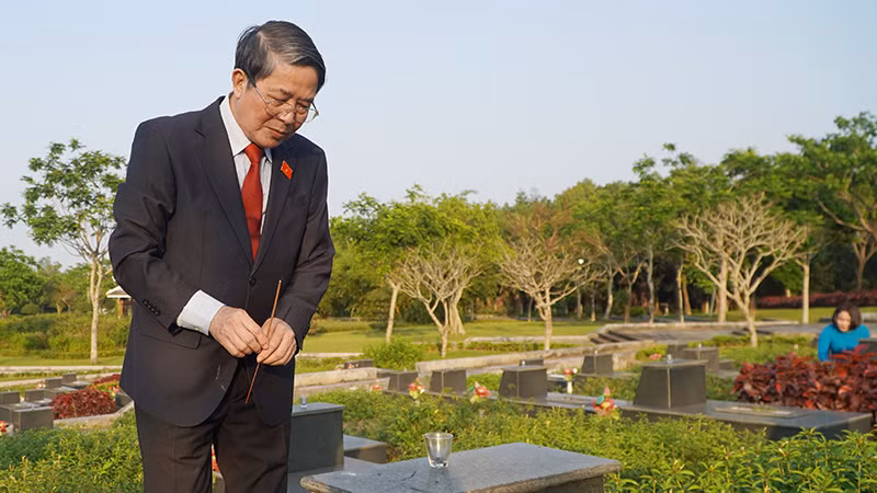Đồng chí Nguyễn Đức Hải, Ủy viên Trung ương Đảng, Phó Chủ tịch Quốc hội dâng hương tưởng nhớ các anh hùng liệt sĩ.
