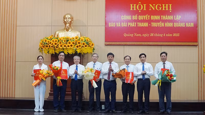 Lãnh đạo tỉnh Quảng Nam trao quyết định cho các đồng chí lãnh đạo Báo và Đài Phát thanh-Truyền hình Quảng Nam.