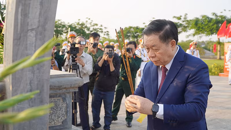 Đồng chí Nguyễn Trọng Nghĩa, Ủy viên Bộ Chính trị, Bí thư Trung ương Đảng, Trưởng Ban Tuyên giáo và Dân vận Trung ương dâng hương tại Tượng đài Mẹ Việt Nam Anh hùng.