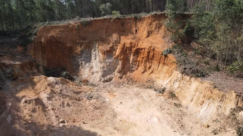 Một phần khu vực khai thác đất, đá trái phép nhìn từ trên cao.