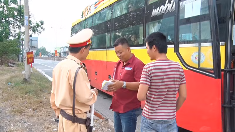 Lực lượng Cảnh sát giao thông Công an tỉnh Quảng Nam cũng đồng loạt ra quân tổ chức tuyên truyền, hướng dẫn, điều tiết giao thông, nhất là vào các khung giờ cao điểm.