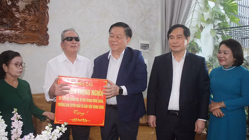 Trưởng Ban Tuyên giáo và Dân vận Trung ương Nguyễn Trọng Nghĩa thăm hỏi gia đình ông Lê Văn Trị, thương binh hạng 1/4 ở phường An Mỹ, thành phố Tam Kỳ.