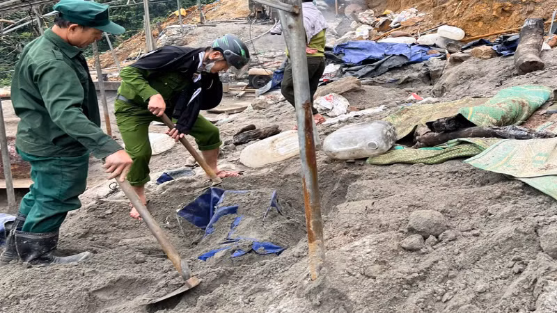 Lực lượng chức năng kiểm tra toàn bộ khu vực các đối tượng khai thác vàng trái phép.