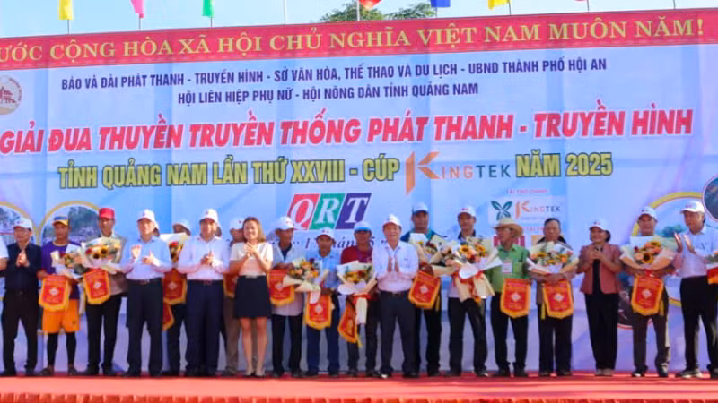 Chủ tịch Ủy ban nhân dân tỉnh Quảng Nam Lê Văn Dũng cùng các đại biểu tặng hoa và cờ lưu niệm cho các đội thuyền đua.
