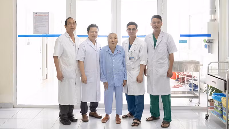 Bệnh nhân Phạm Thị Châu (ở giữa) phẫu thuật thay van tim đã được ra viện vào ngày 12/3.