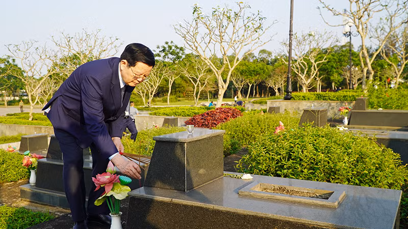 Đồng chí Mai Văn Chính, Ủy viên Trung ương Đảng, Phó Thủ tướng Chính phủ dâng hương tưởng nhớ các anh hùng liệt sĩ.